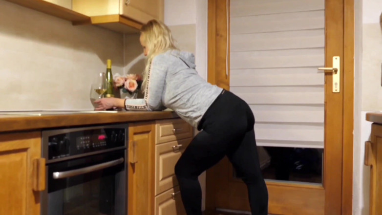 Selena701: Amateur blonde rijpe vrouw geniet van voetenaanbidding en seks in...