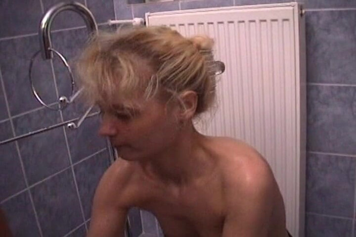 Deutsche Camgirls: Cute Teen From Germany Is Here to Show Her Sucking...
