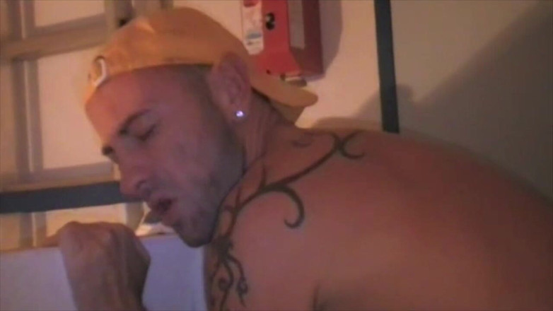 MEN BIG COCKS FUCKERS: Follada en un ascensor por chico dominante