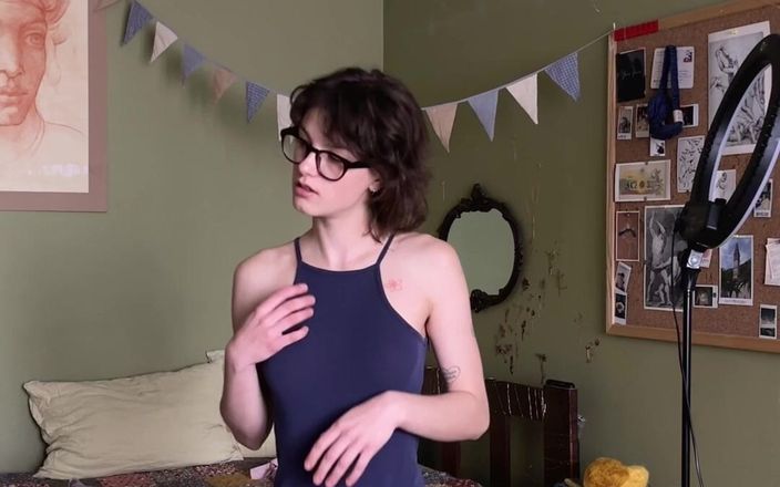 Karafuto404: Striptease cu pizdă futută cu degetul în prim plan