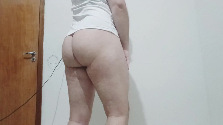 amateurbrazilian: Grosso Culo - Femboy Che Mostra Il Sedere Bianco Su Internet