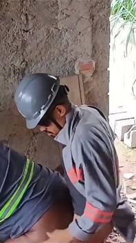 Juruelektronik mengongkek pembantunya semasa kerja