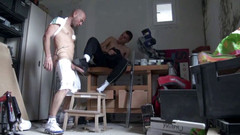 Sneaker gay: Sex ponížení v teniskách se 2 chlapci xxl čůrákem