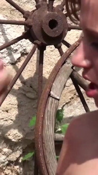 Un jeune couple baise dans le jardin