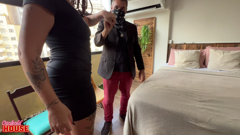 CuckoldHouse: Suami cuckold menonton isterinya di Ménage À Trois di atas katil...