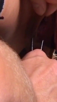 Zrzka MILF svázaná těsná řetězy a svorkami