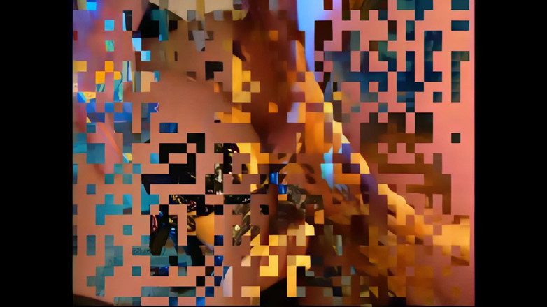 Wonderful Hot World X: ラテックスと勃起したペニスを着た二人の娼婦のためのフェティッシュスリーサム