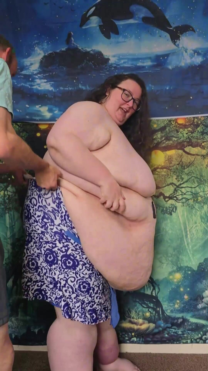 SSBBWLadyBrads: SSBBW primește ajutor în costum de înot strâmt