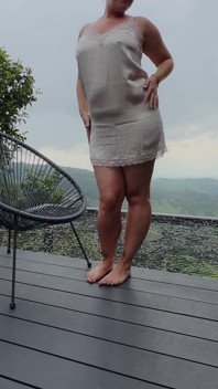 Mollige secretaresse in satijnen jurk heeft seks met baas op openbaar balkon - Projectfundiary