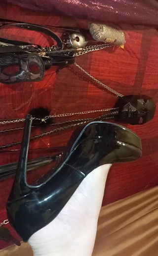 Dominatrix Redsonyja: Připravte se pěkně vystrčit svůj jazyk, protože tyto vysoké podpatky...