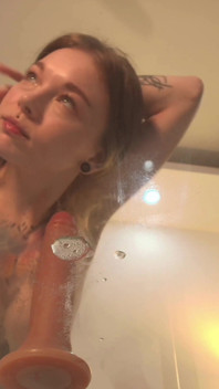 Esfregando meu clitóris com vibrador, depois cavalgando nele
