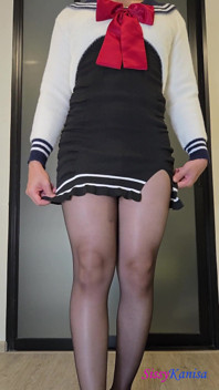 Sissy Kanisa w uroczej puszystej sukience i vintage rajstopach