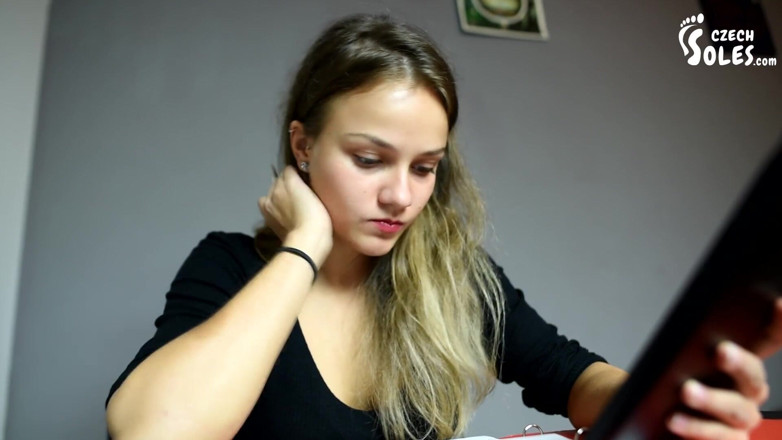 Czech Soles - foot fetish content: Unter dem schreibtisch und an ihren sexy füßen und absätzen