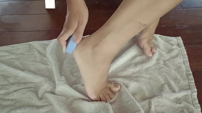 Natural-Woman-Silke: Mulher descalça fazendo uma pedicure