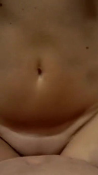 Tante seksi dengan toket kecokelatan dicrot sperma sampai banjir