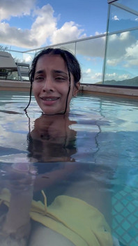 La India Fa Un Pompino Incredibile Nella Piscina Dell'hotel a Tutti I Bicchieri - Yasmina Khan
