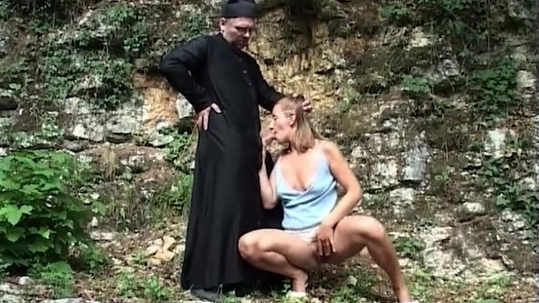 THAGSON MILFS: Blond milf sträckt vid i utomhus hårdhänt äventyr