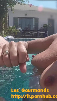 Follando en la piscina en Grecia, con el consolador de Rambone y un gran semen