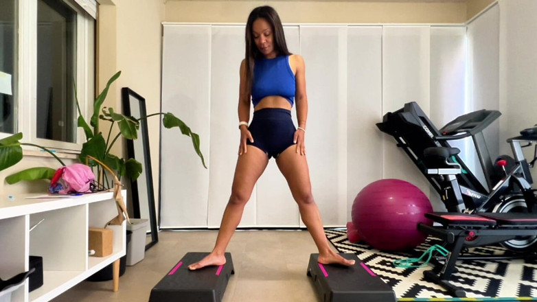 Miss Fluo: Sumo accroupie sur ton visage pendant que tu te branles