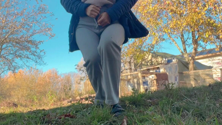 sweethanajapanese: 她在车里张开毛茸茸的阴户，然后去外面撒尿