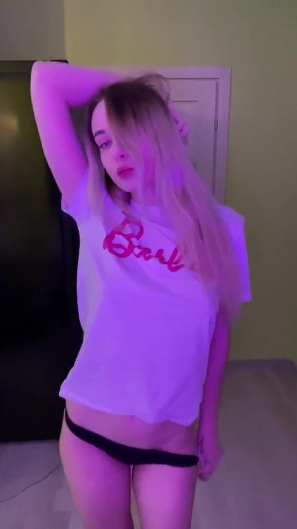 My bf cuckold: 알몸으로 몸을 보여주는 섹시한 소녀