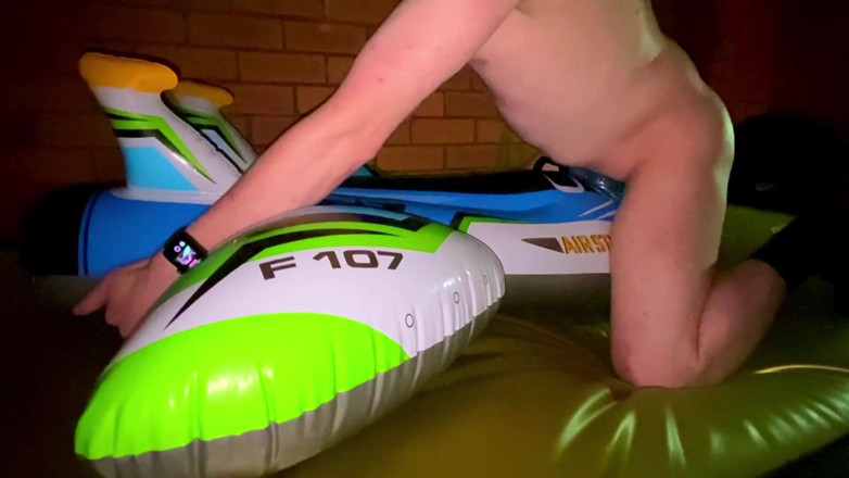 Aussie bi boy: Blauw intex luchtaanval vliegtuig neuken op waterbed
