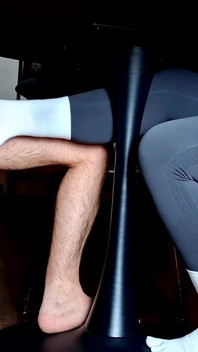 Footjob Sotto Il Tavolo Con Le Mutandine Enormi