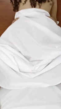 Deux filles se baisent jusqu’à ce que leur cul soit rempli de lait, orgasme réel