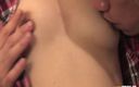 Pure Japanese adult video ( JAV): Japanisches küken squirtet, während liebhaber ihre haarige fotze fistet und...