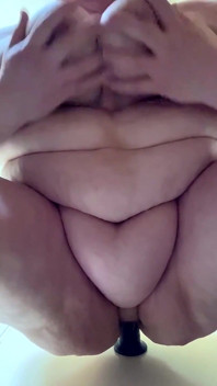 vishaalkaay sundar aurat camvu ke niche mere 12 inch ke kaale dildo se chhutkaara pa rahi hai