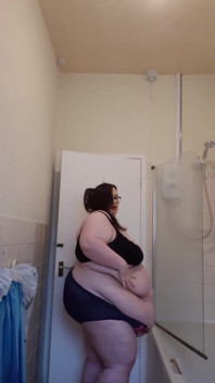 SSBBW trêu chọc trước khi tắm