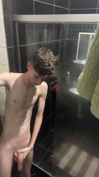 Dünner twink duscht und zeigt seinen ganzen nackten körper