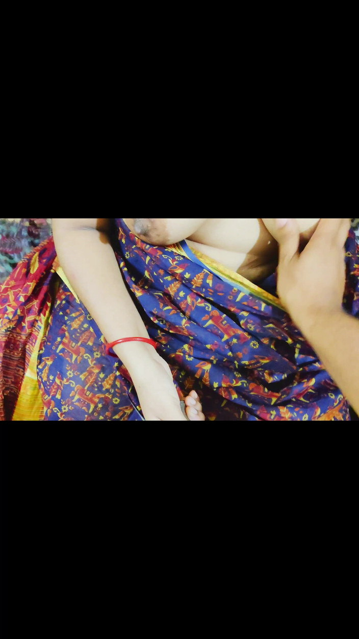 Bhabi8068: 饥渴的aditi bhabhi和继兄弟做爱