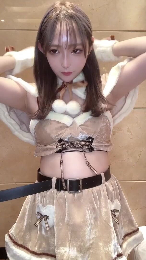 MilkyUni: I cosplayer si vesteno a Natale dal vivo