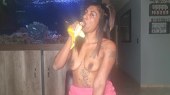 domslutfucker: Desi bertelanjang atas memerah buah dadanya semasa dia menghisap dan...