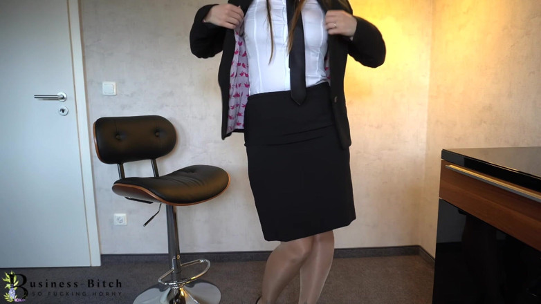 Business Bitch: Sexy sekretärin zieht geschäftsanzug aus