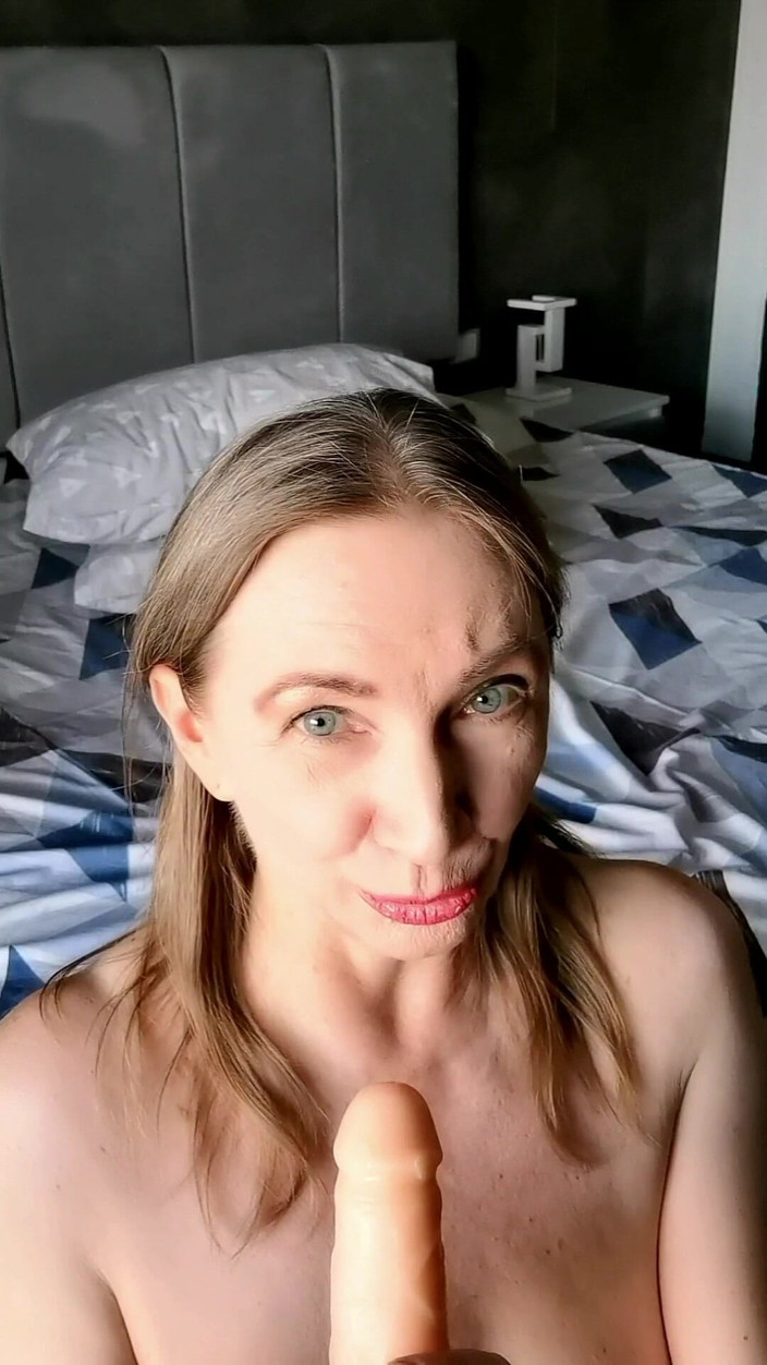 MariaOld: Oma lud dich ins Schlafzimmer ein und zog ihren Bikini...
