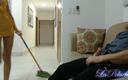 La Peluche: 18-letni CFNM, staruszek samozatrudnić się ogląda młodą i seksowną sprzątaczkę