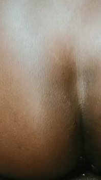 साँवली सौतेली बेटी सौतेले पापा के बड़े काले लंड का विरोध नहीं कर सकती और इस पर चूत रस निकालती है