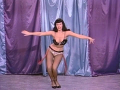 Vintage megastore: 흑형 대물 과 섹스하는 클래식 갈색 머리