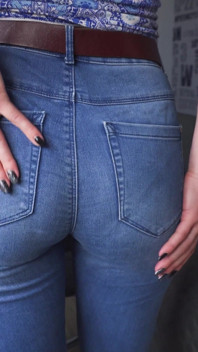 Pantat cewek seksi dengan celana dalam warna biru jeans ini menggodaku dengan celana dalam belakangnya
