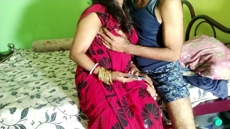 FireeCouple: 继母发现继子在撸管，然后她吮吸鸡巴并做爱