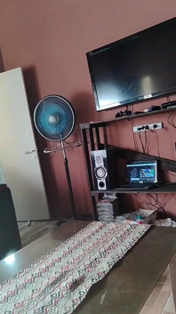 Esta empregada rica quer colocar um plugue tamanho L