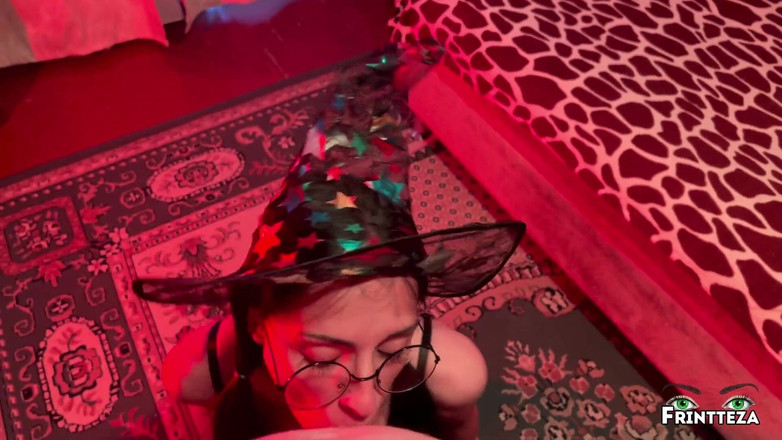 Frintteza: Cute Horny Halloween Witch dapat deepthroat dan creampie dubur