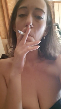 喫煙セクシーな熟女愛人