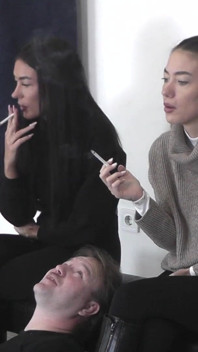 Olga und Natasa rauchen