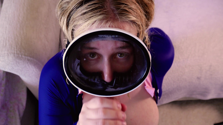 JessieHH: Trénink dechu a kouření s obrovskou maskou na obličej