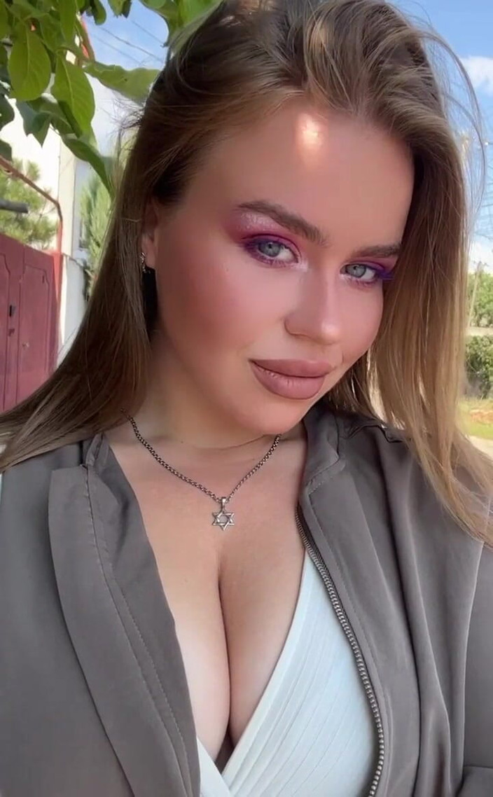 Leosanwada: Îmi place țâțele sau uită-te în ochii mei acum?