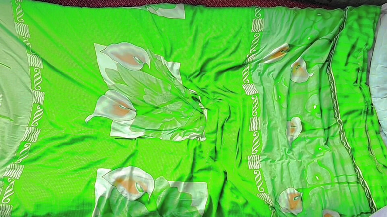 Kitty_Cross: Wspaniały Femboy uśmiecha się nieśmiało pod przytulnym wełnianym kocem