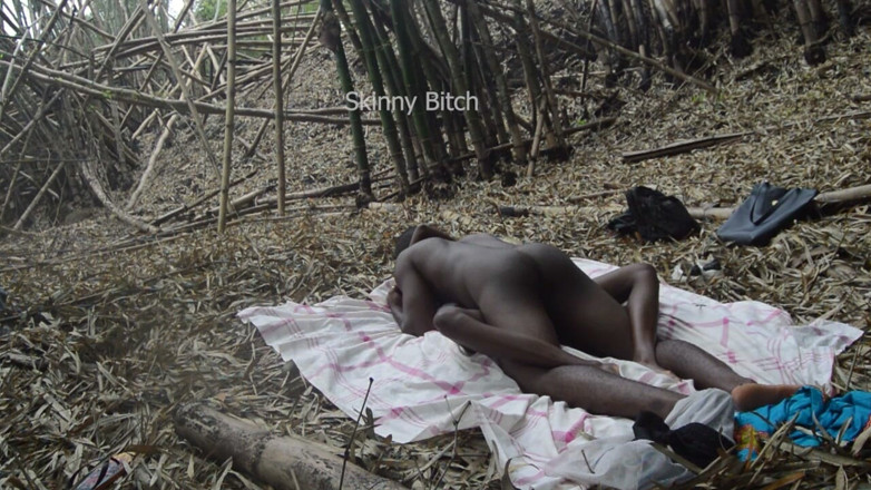 Skinny Bitch: Seks di hutan di luar